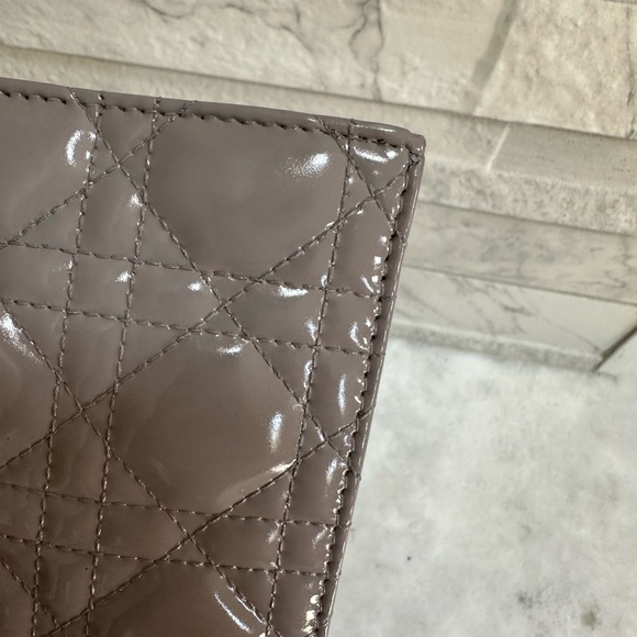 ❤️SOLD❤️Dior Clutch WOC on silver chain Gray/Lilac Neutral color patent - Picture 15 of 16